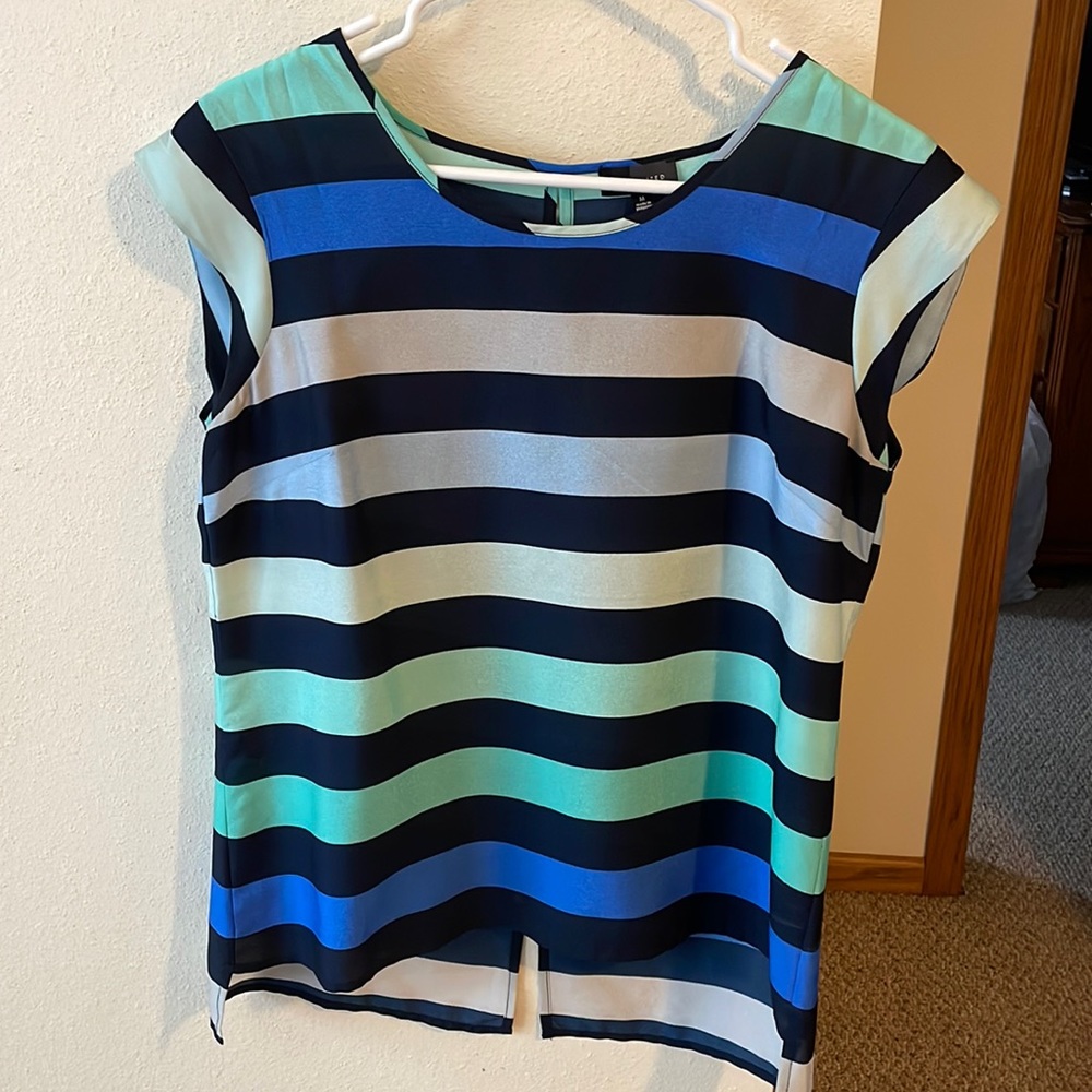 Women’s cap sleeve, high low shirt with back slit and key hole